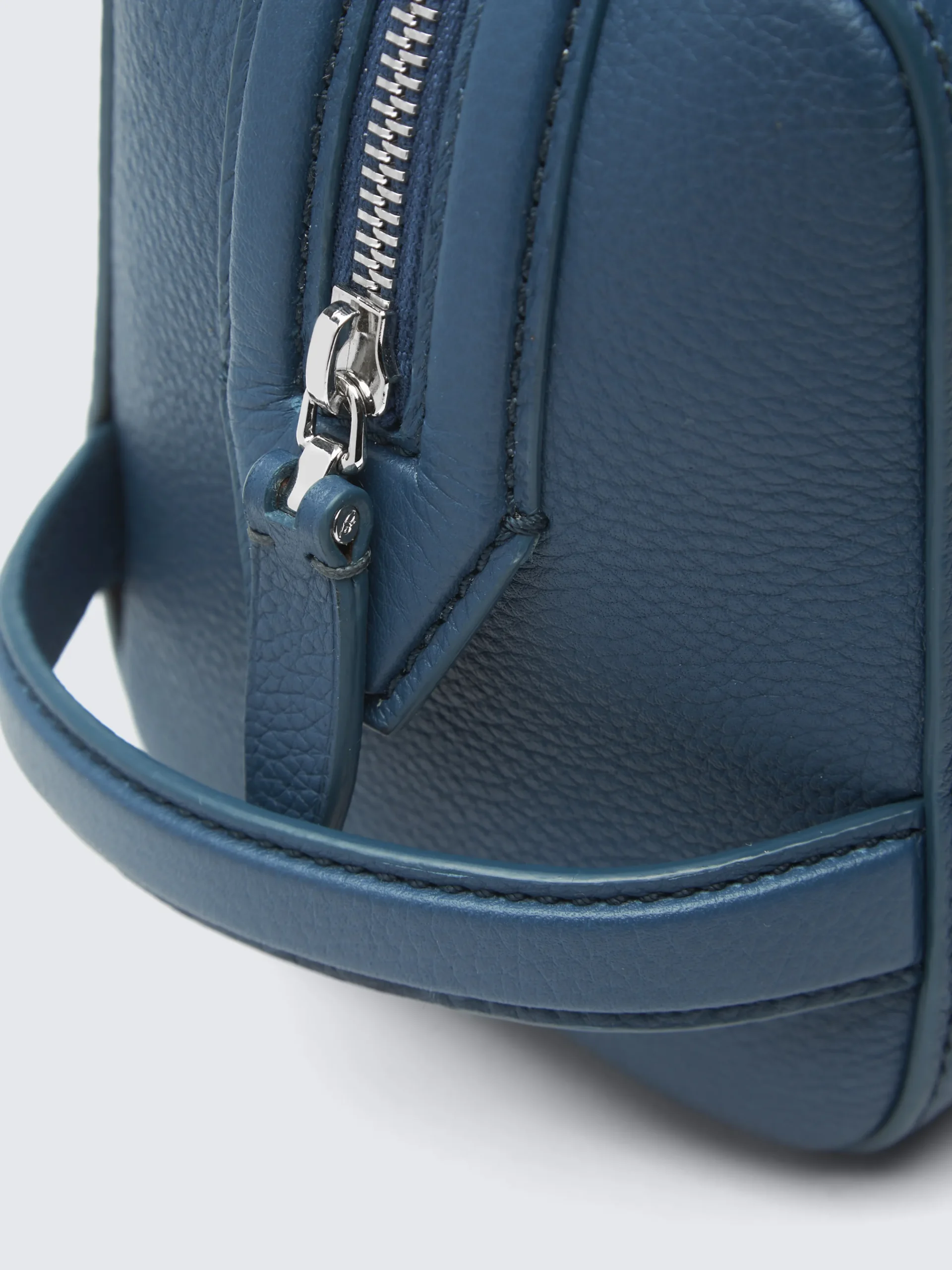 Sapphire blue grained leather beauty case